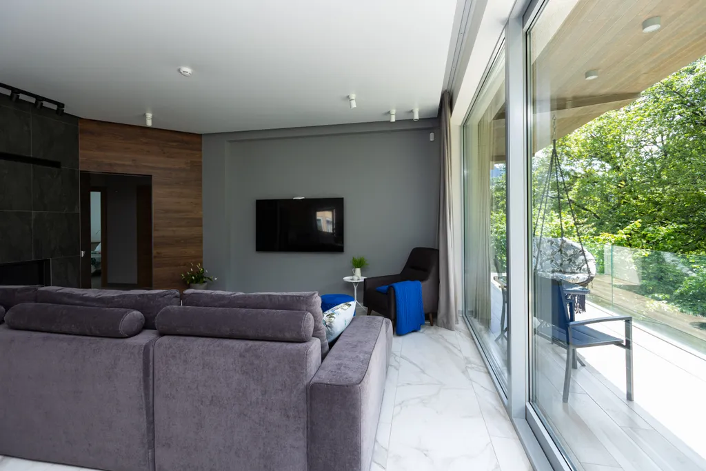 Просторная квартира с живым камином и видом на горы