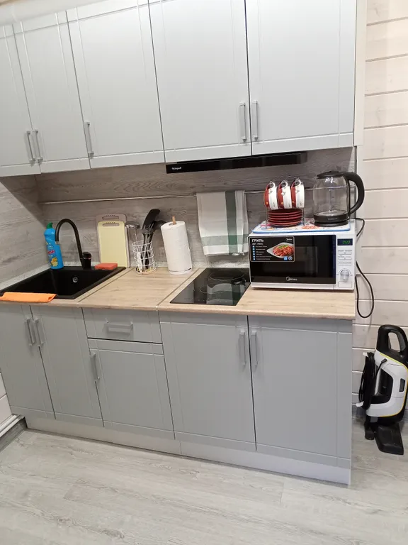 Уютный домик на берегу реки