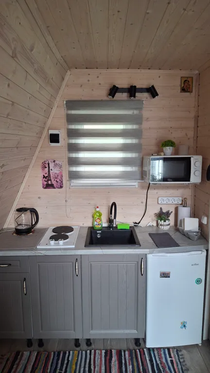 Дом-шалаш на территории частного домовладения