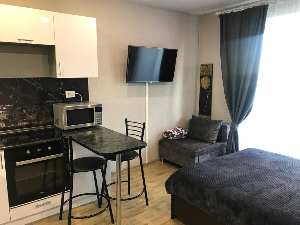 Квартира-студия с панорамным балконом — аренда посуточно в Тольятти