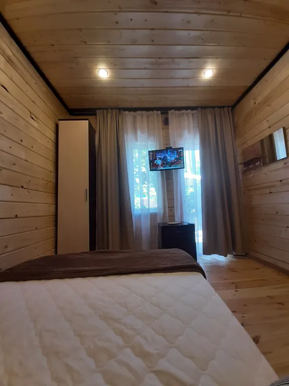 Уютный номер в новом домике в саду справа