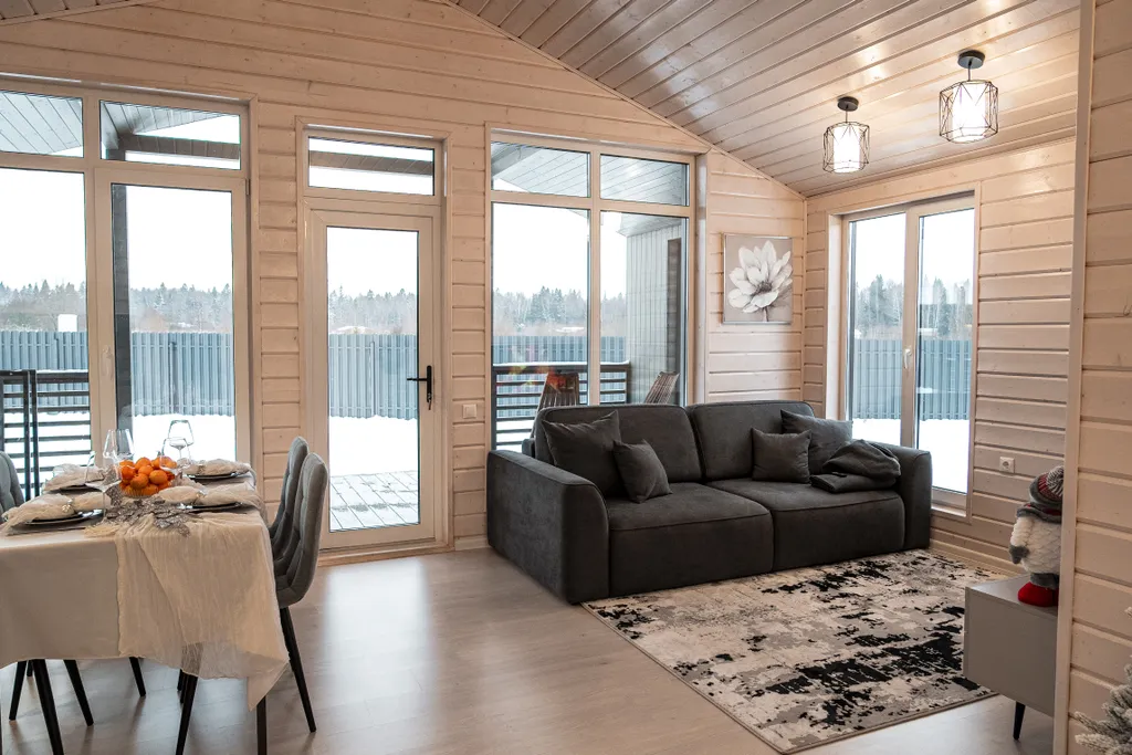 Новый стильный барнхаус с видом на лес