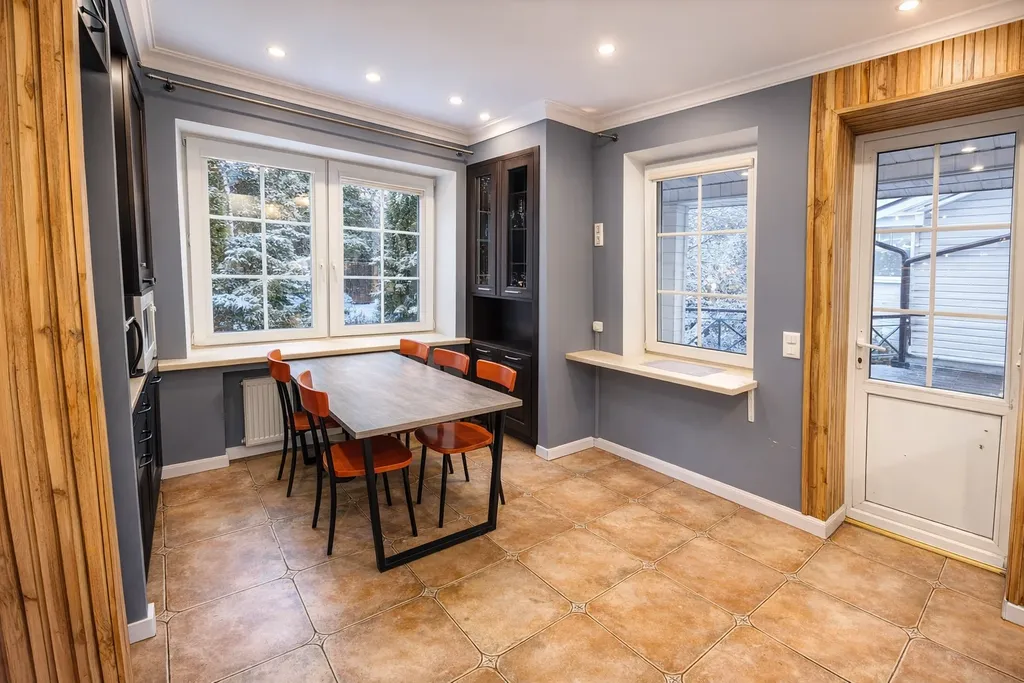 Дом с бассейном у леса