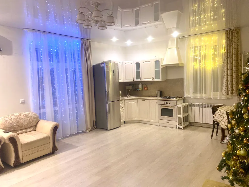 Дом с камином и видом на зимний лес