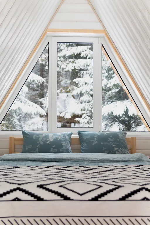 Уютный дом шалаш в лесу