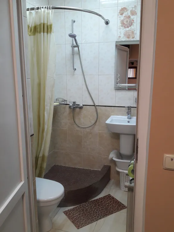 Коттедж Коттедж Сдам котедж с беседкой и мангальной зоной в центре Ялты — Ялта