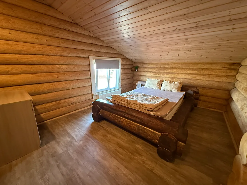 Бревенчатый коттедж с баней и бассейном