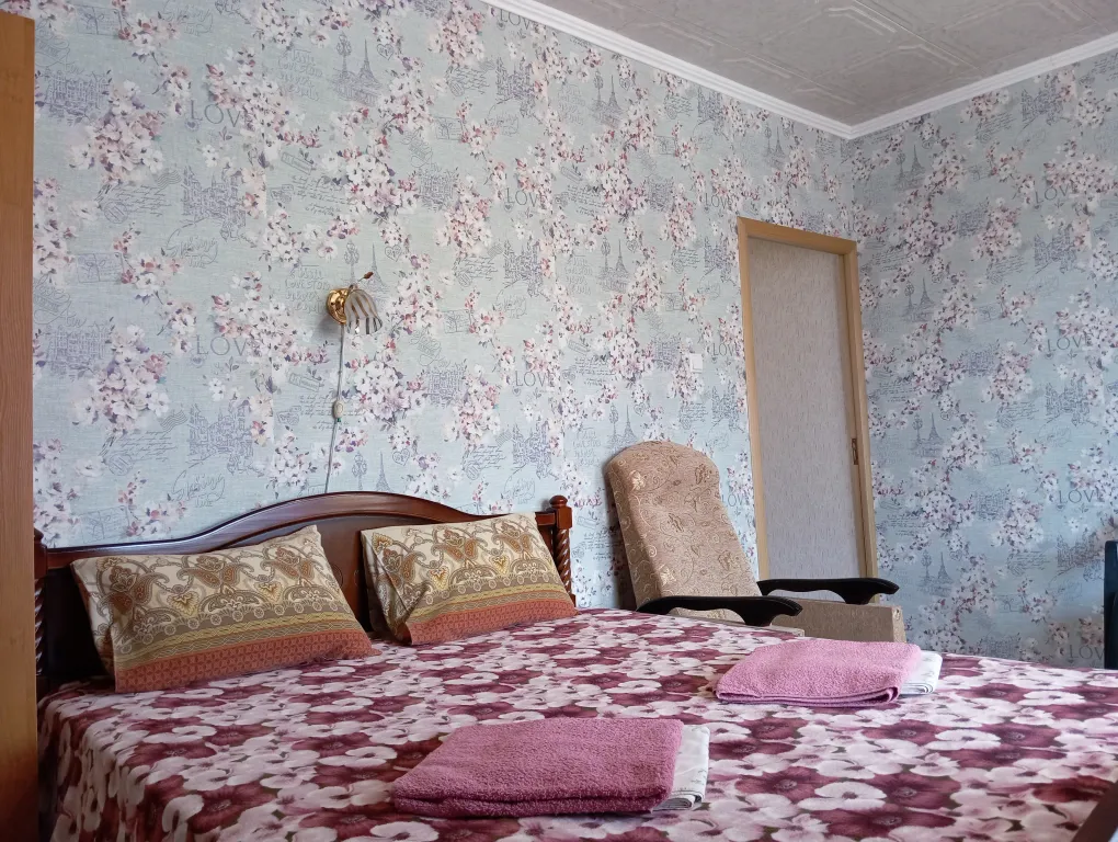 Квартира Двухкомнатный номер с балконами — аренда посуточно в Орджоникидзе