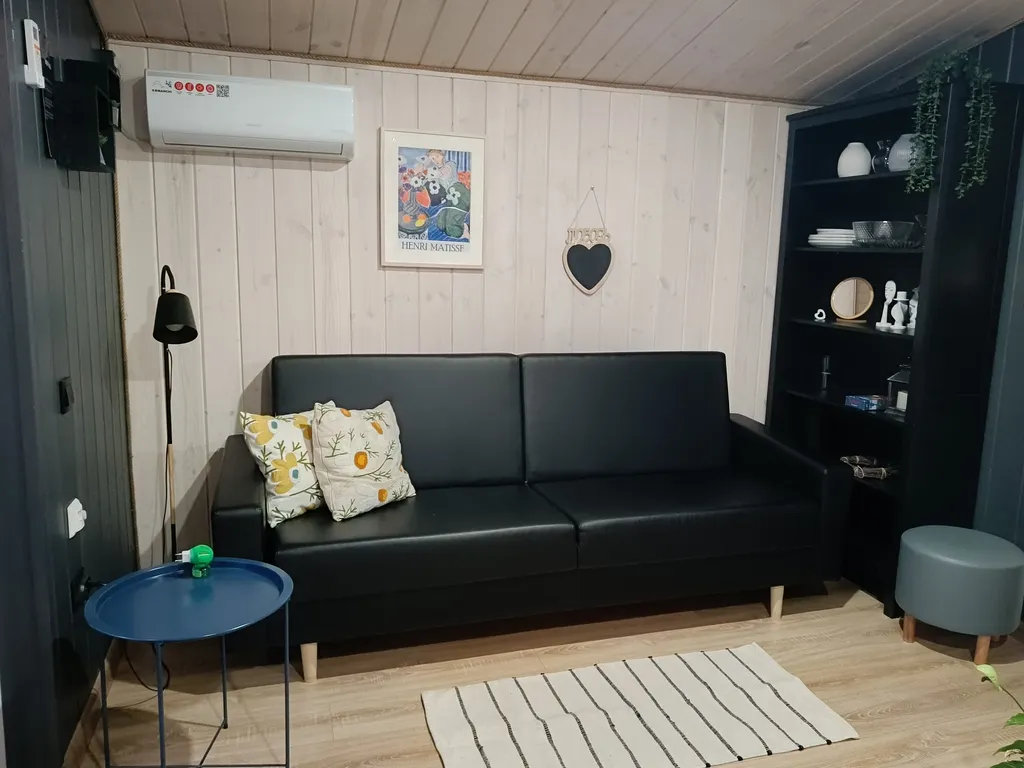 Светлый домик на опушке леса