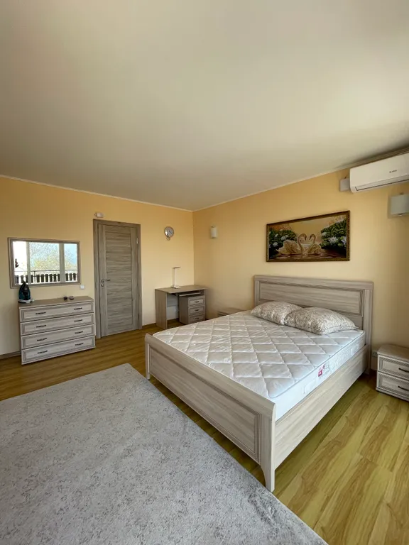 Двухэтажный дом на берегу моря