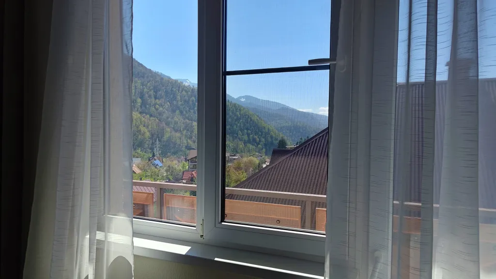 Просторный апартамент с панорамным видом на горы в центре. Спальня