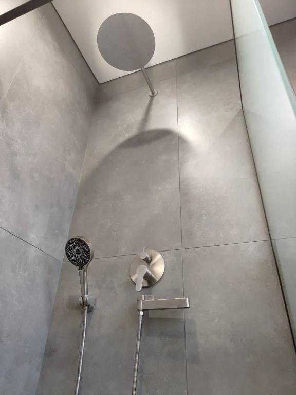 Уютный дом с баней из липы и уличным бассейном