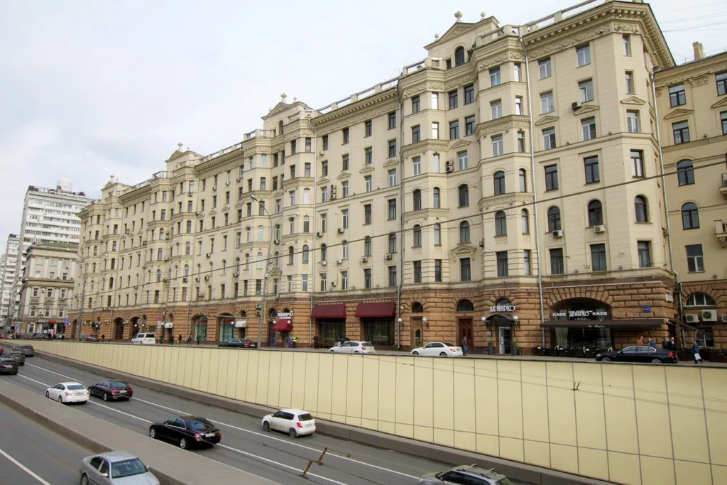 Квартира Уютная квартира в сталинке, с высокими потолками, в 2 минутах до метро — Москва
