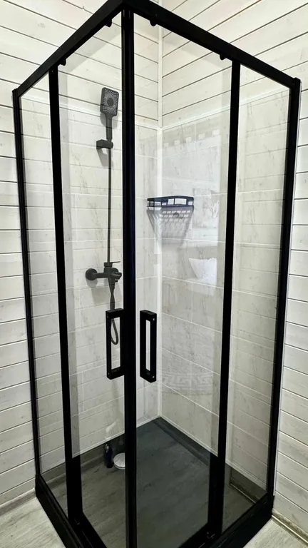 Шале на берегу реки, с беседкой