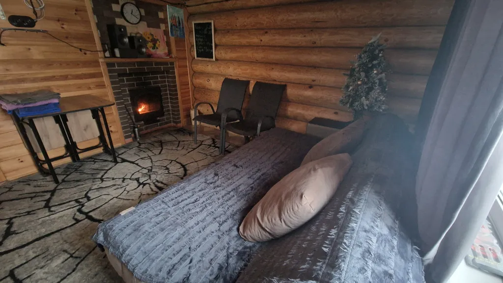 Бревенчатый новый дом с баней и банным чаном