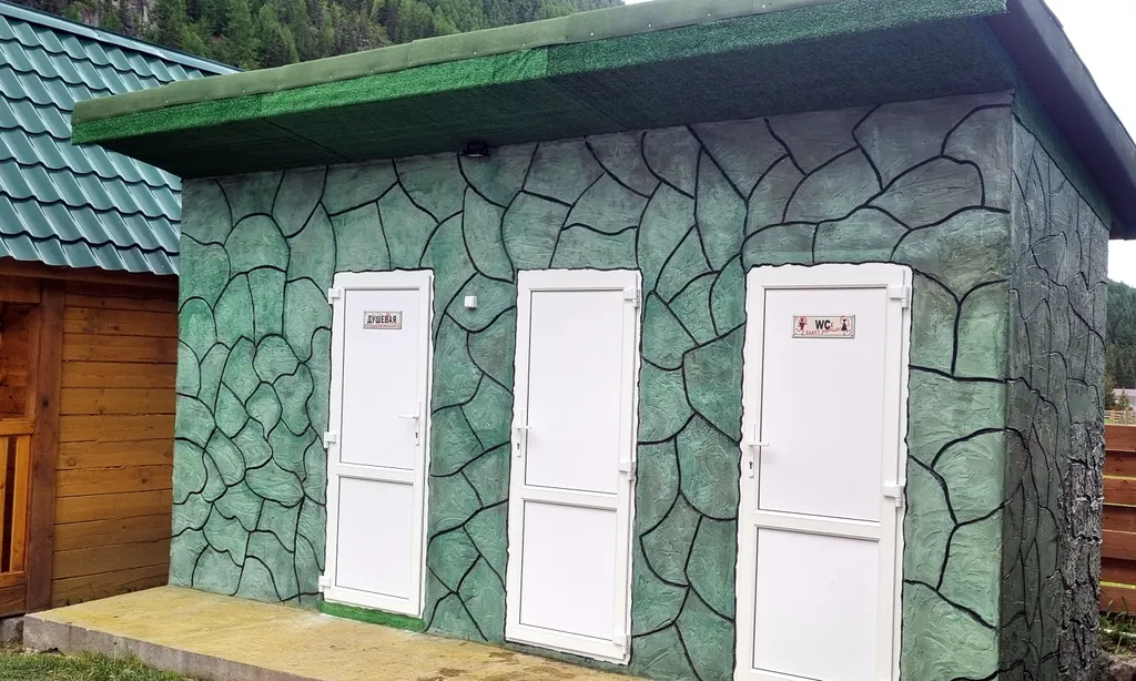 Двухместный домик с двухспальной кроватью и удобствами на территории