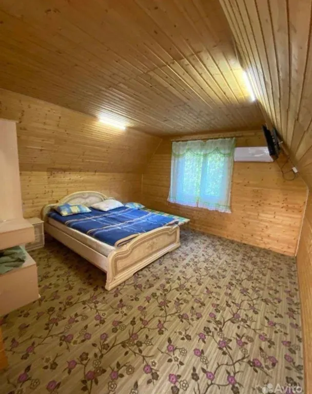 Домик у подножья горы на дружную семью