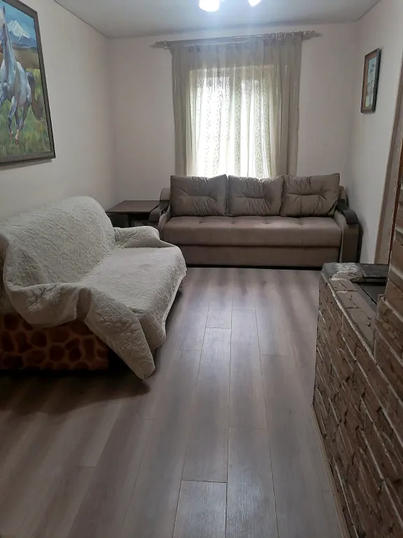 Дом у реки с видом на горы