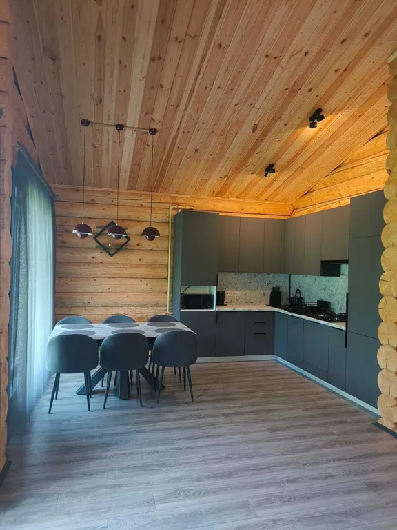 Уютный дом на берегу большого озера