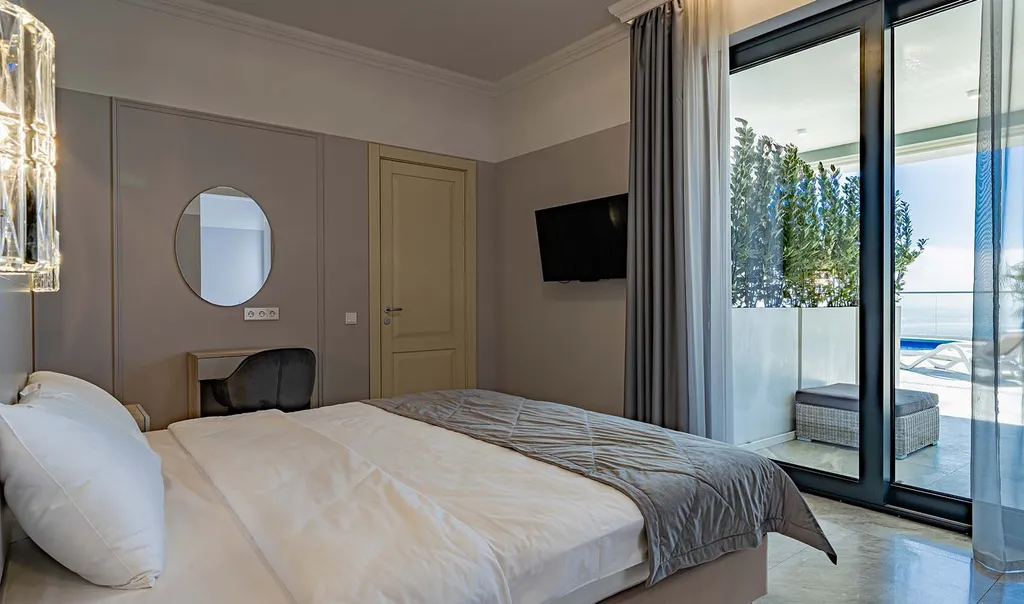 Полулюкс с выходом к бассейну и террасой