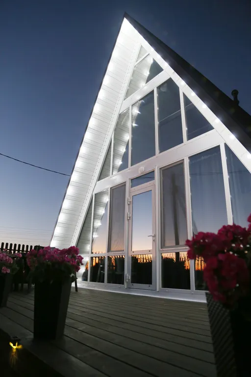 Панорамный домик с теплым бассейном в пяти минутах ходьбы от города