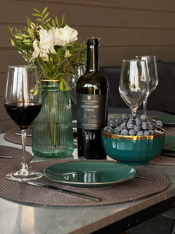 Панорамный дом с баней на дровах и чаном в окружении ёлок