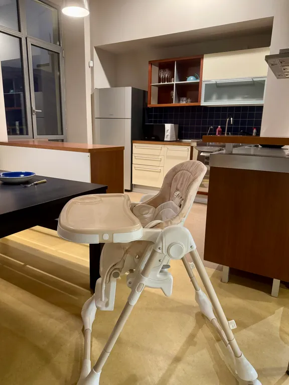 Дом на набережной с видом на Кремль и высокий потолок