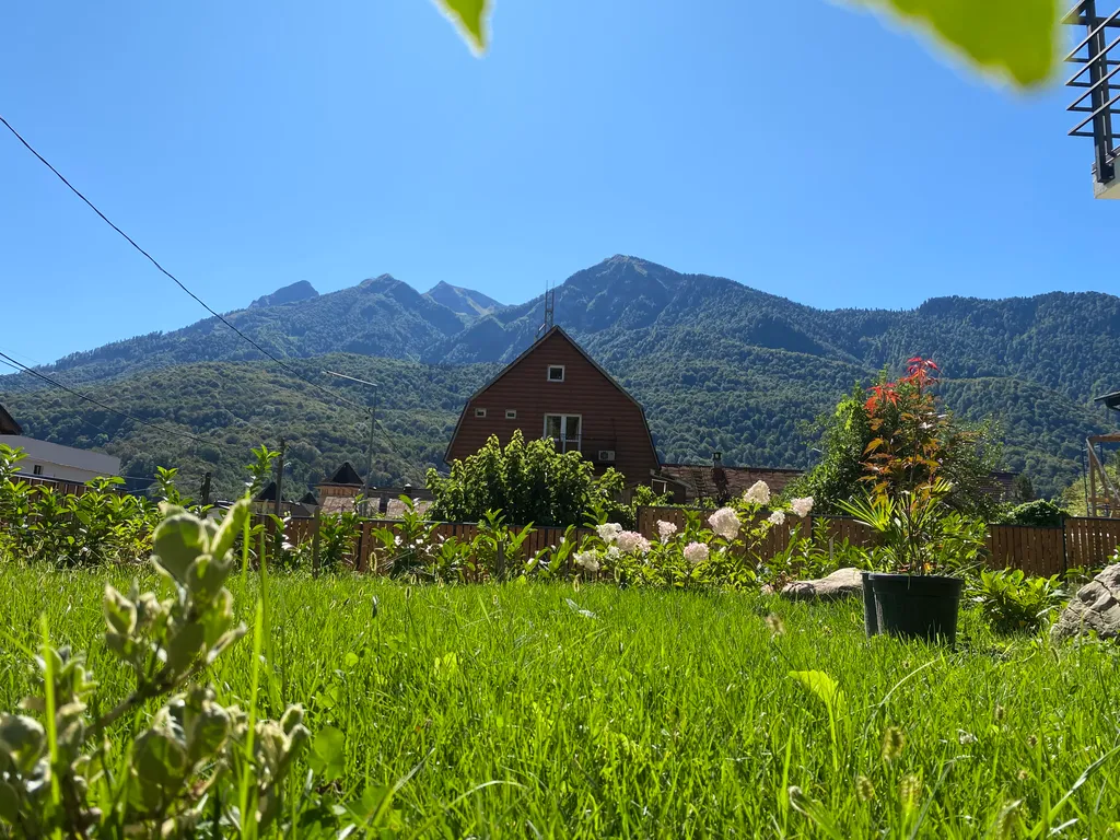 Квартира с видом на гору Аибга