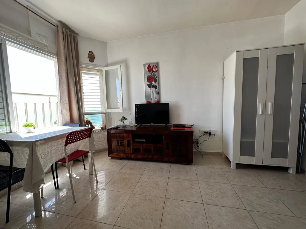 Красивая 2 комнатная квартира на первой линии моря с панорамным видом