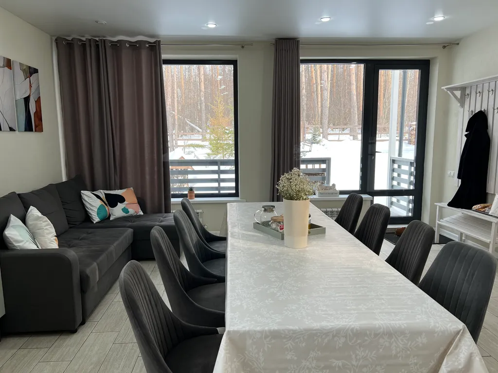 Уютный новый дом у хвойного леса в черте города