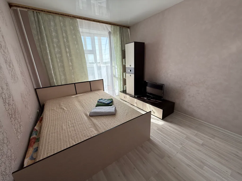 Квартира Студия 20кв.м - широкая кровать, стиралка, микроволновка, холодильник — аренда посуточно в Новосибирск