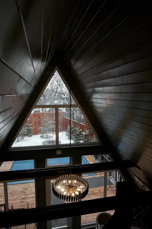 А-фрейм дом с теплым бассейном