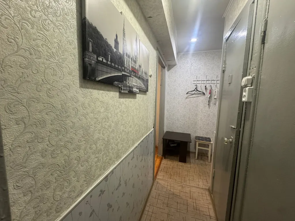 Не дорогая, без изысков, в центре