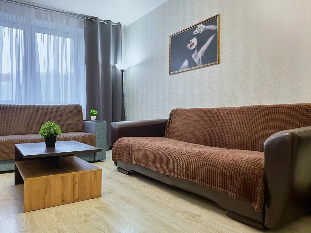 Шикарная 2-комнатная квартира с раздельными комнатами и балконом