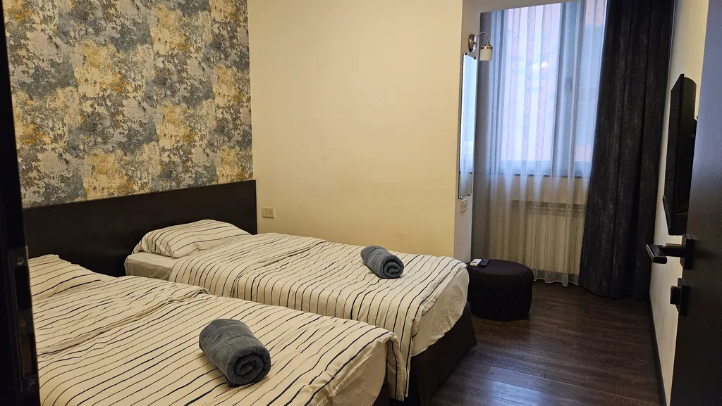 Просторная, светлая квартира с двумя спальнями, малый центр