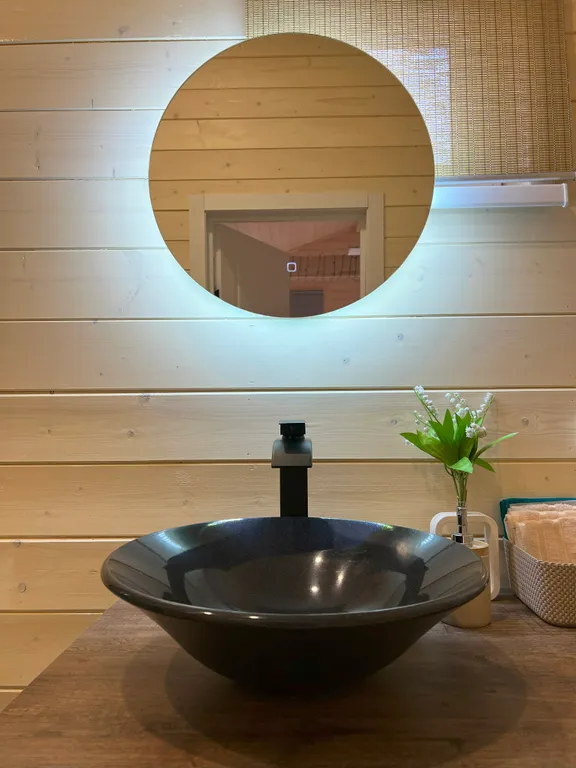 Стильный барн в соснах