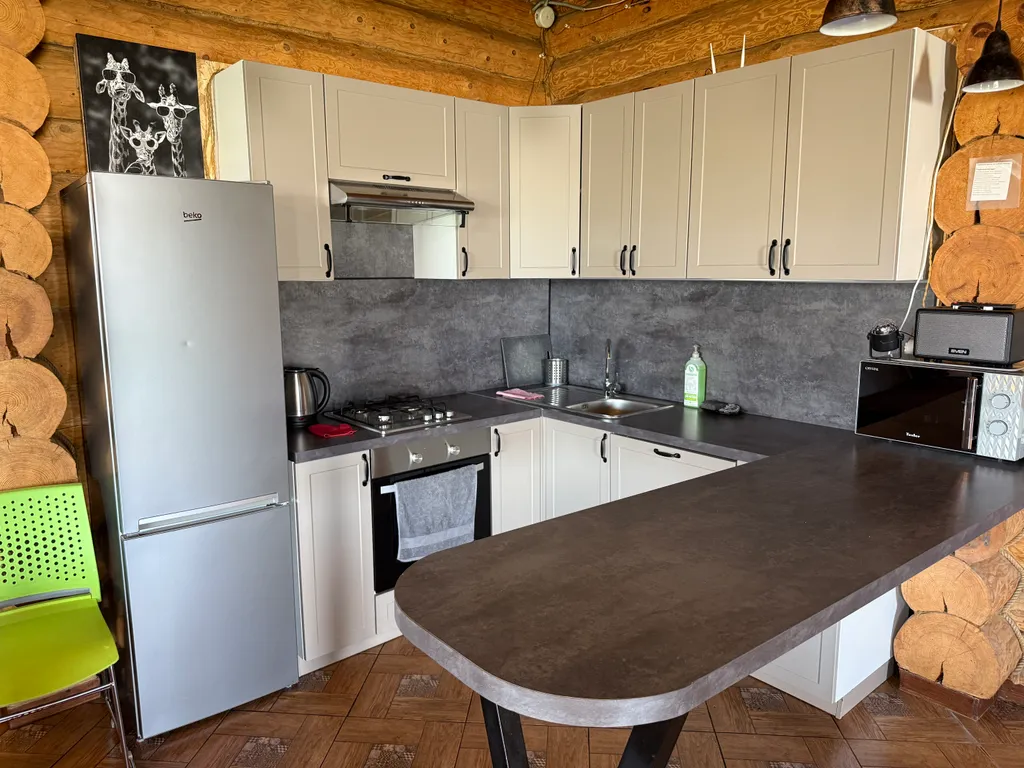 Бревенчатый коттедж с баней и бассейном