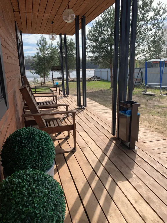 Уютный дом на самом берегу реки