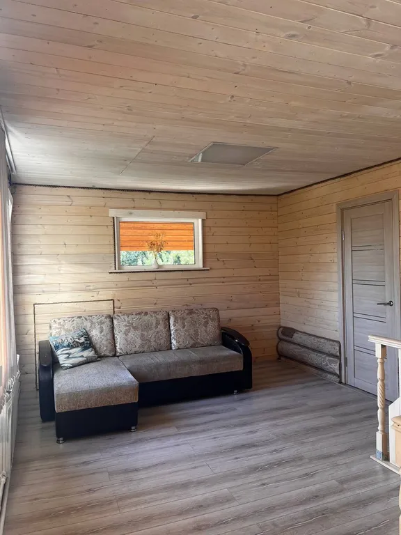 Уютный бревенчатый двухэтажный дом