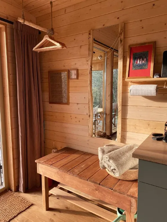 Дом на краю леса с видом на горы