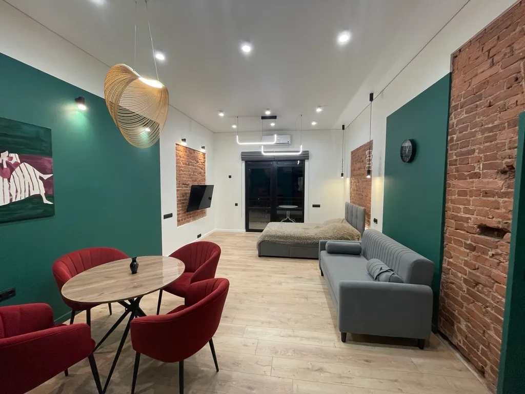 Уютная студия в центре города С балконом в 2 минутах от моря