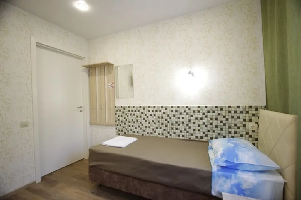 Уютная комната в мини-отеле с 2 кроватями