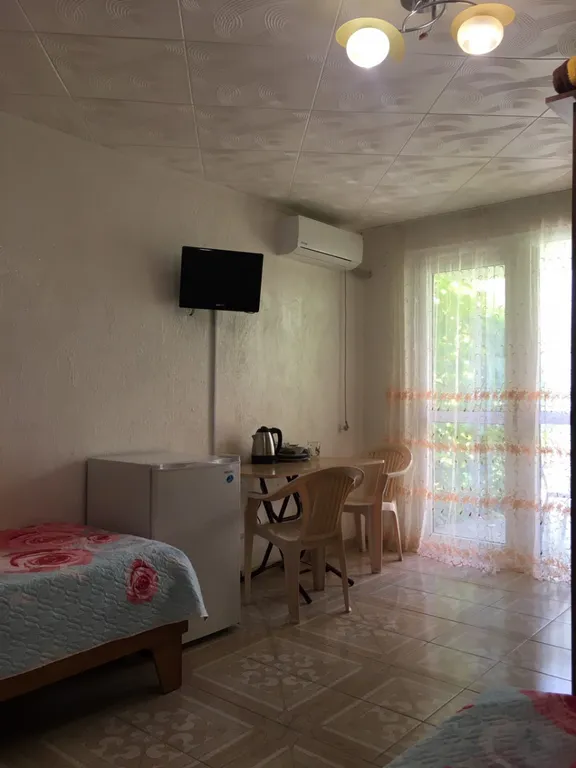 Номер / кондиционер, терраска увитая виноградной беседочкой, парковка