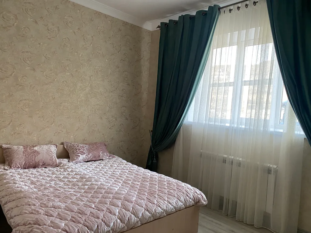 Дом Золотая рыбка с видом на горы и рядом с озером