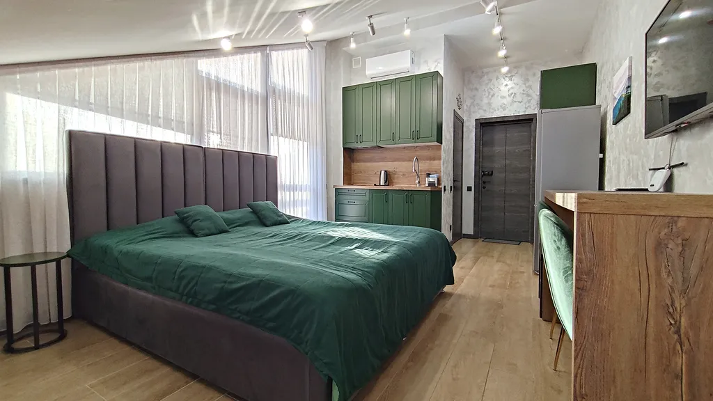 Уютная студия, два балкона, ванна, вид на горы, центр, все для отдыха