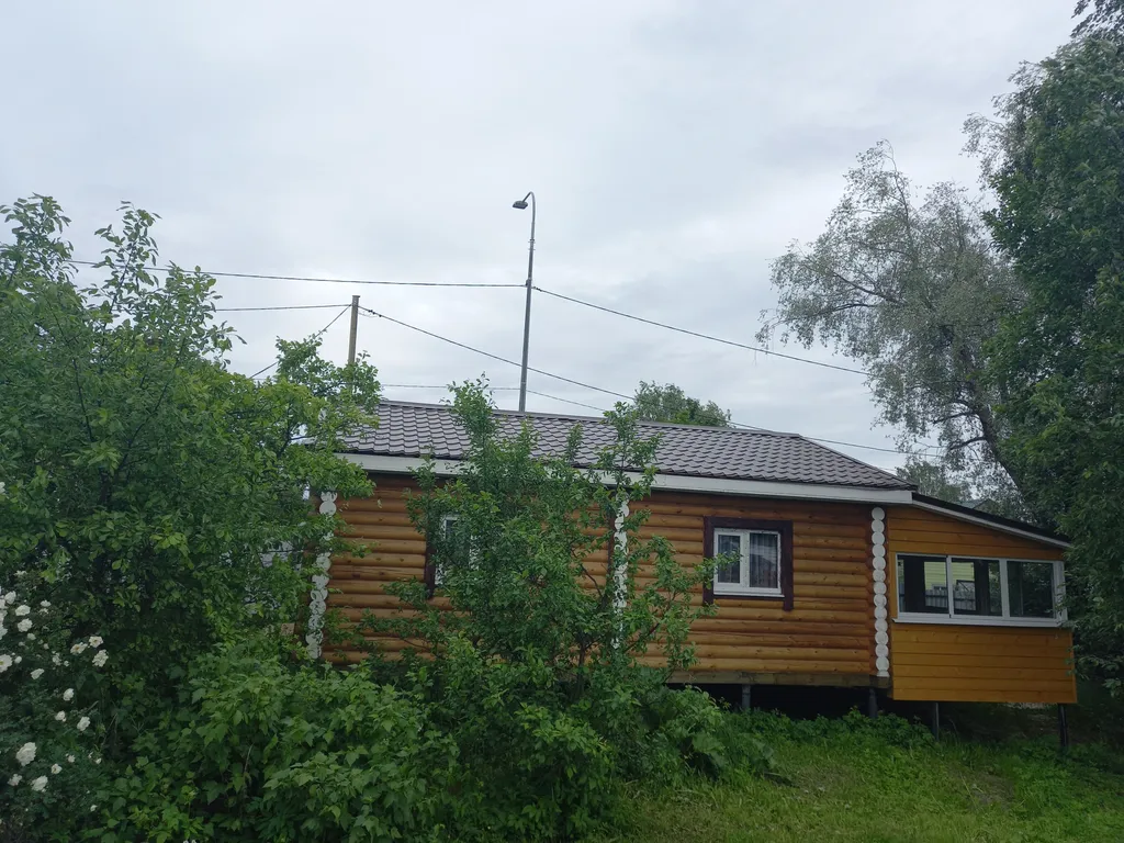 Домик из сосны в городе  С.