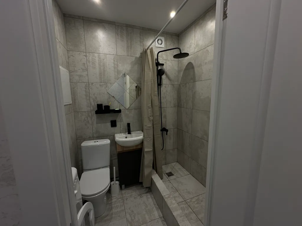 Двухкомнатная квартира с новым ремонтом, рядом с въездом в город