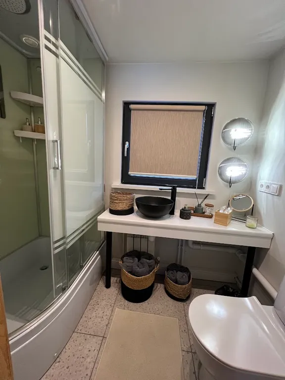 Уютный сканди-домик с видом на лес