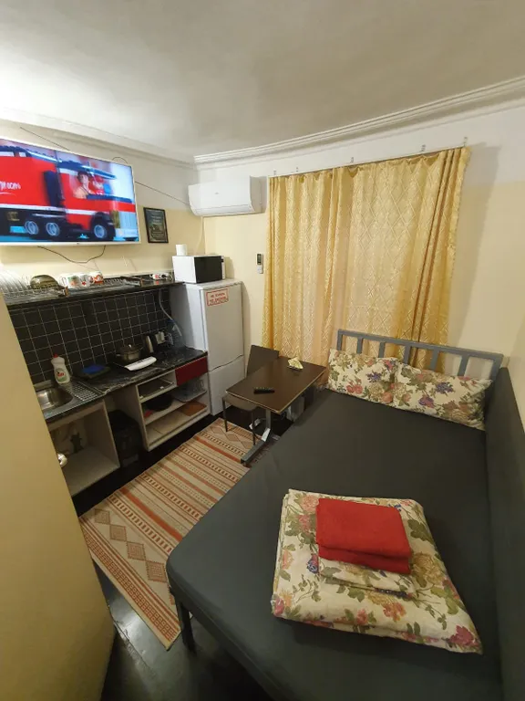 Комфортная студия с двуспальной кроватью и кухней на первом этаже