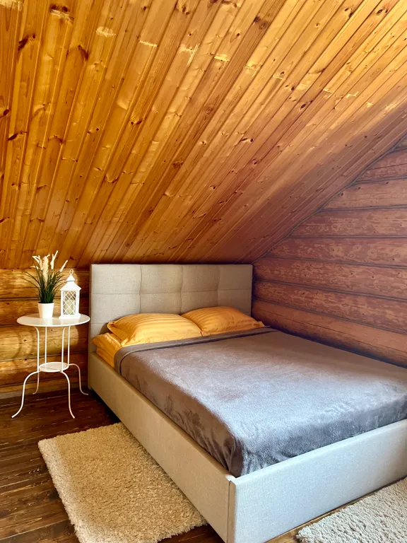 Красивый уютный бревенчатый дом с камином и видом на реку и церковь